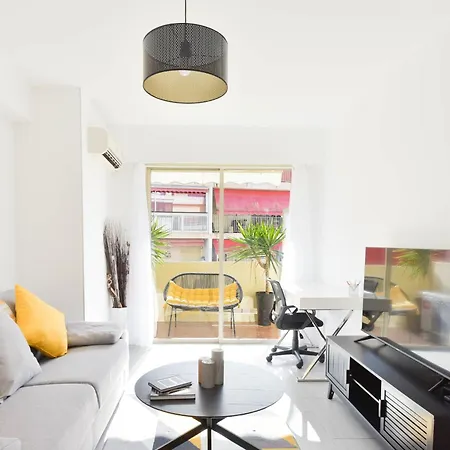 With Terrace Walk To Beaches & Shopping *