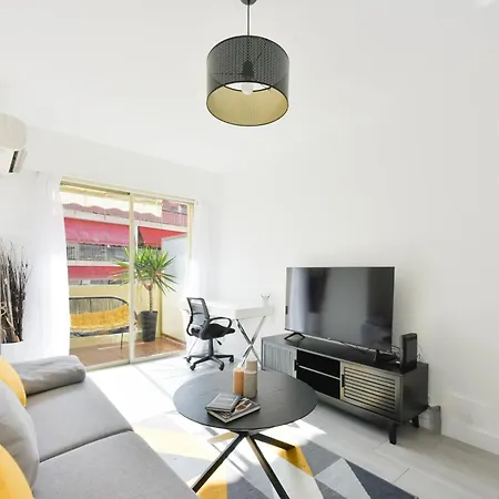 Apartamento With Terrace Walk To Beaches & Shopping