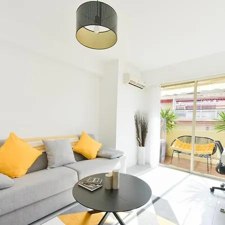 With Terrace Walk To Beaches & Shopping