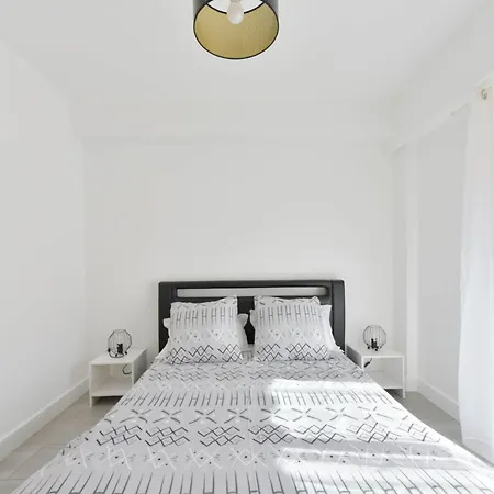 With Terrace Walk To Beaches & Shopping