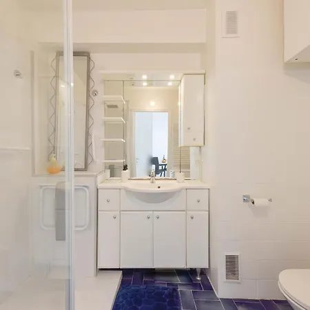 Apartamento With Terrace Walk To Beaches & Shopping *