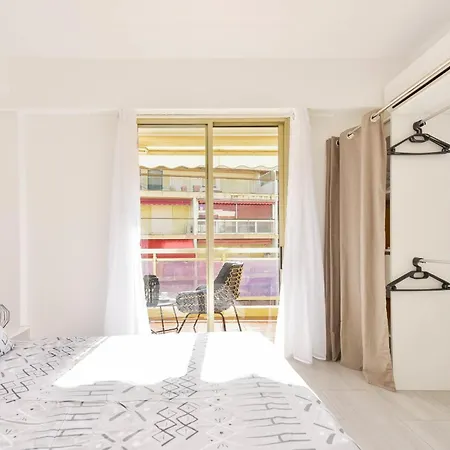 Apartamento With Terrace Walk To Beaches & Shopping *