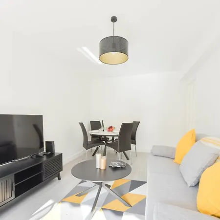 With Terrace Walk To Beaches & Shopping Daire