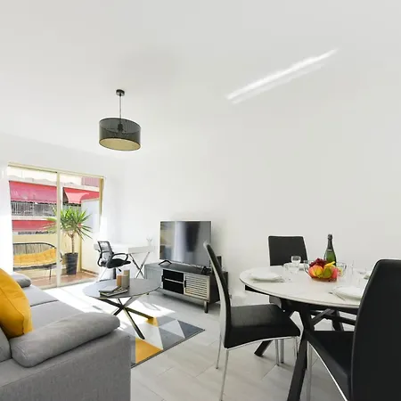 With Terrace Walk To Beaches & Shopping Apartment