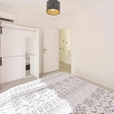 Apartment With Terrace Walk To Beaches & Shopping *