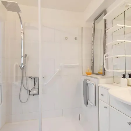 Apartment With Terrace Walk To Beaches & Shopping Cannes